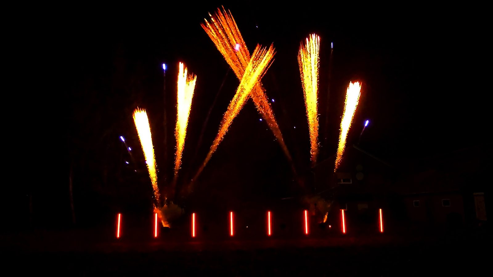 Feuerwerksfinale in Gold über der Location