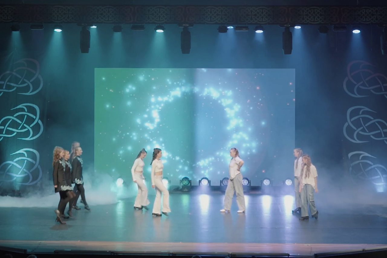 LED Wall als Bühnenhintergrund bei einer Tanzshow
