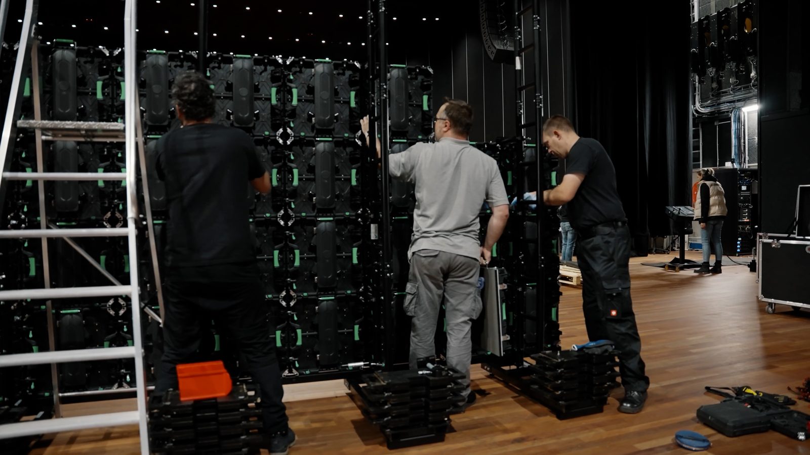 Crew beim Zusammensetzen der LED-Module auf der Bühne