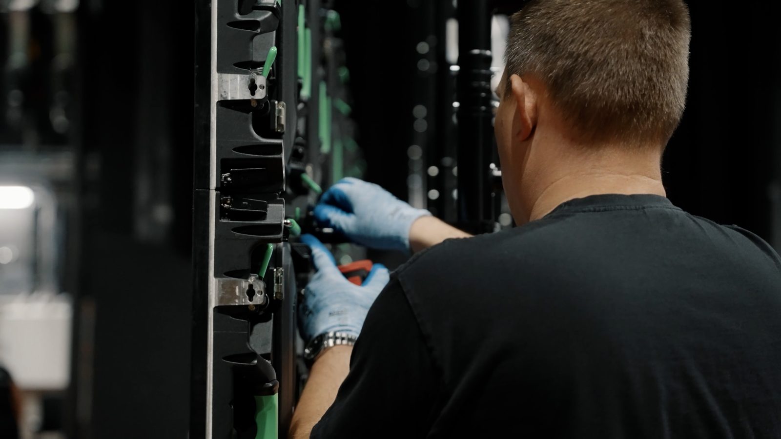 Techniker verbindet ein LED-Modul von Hand