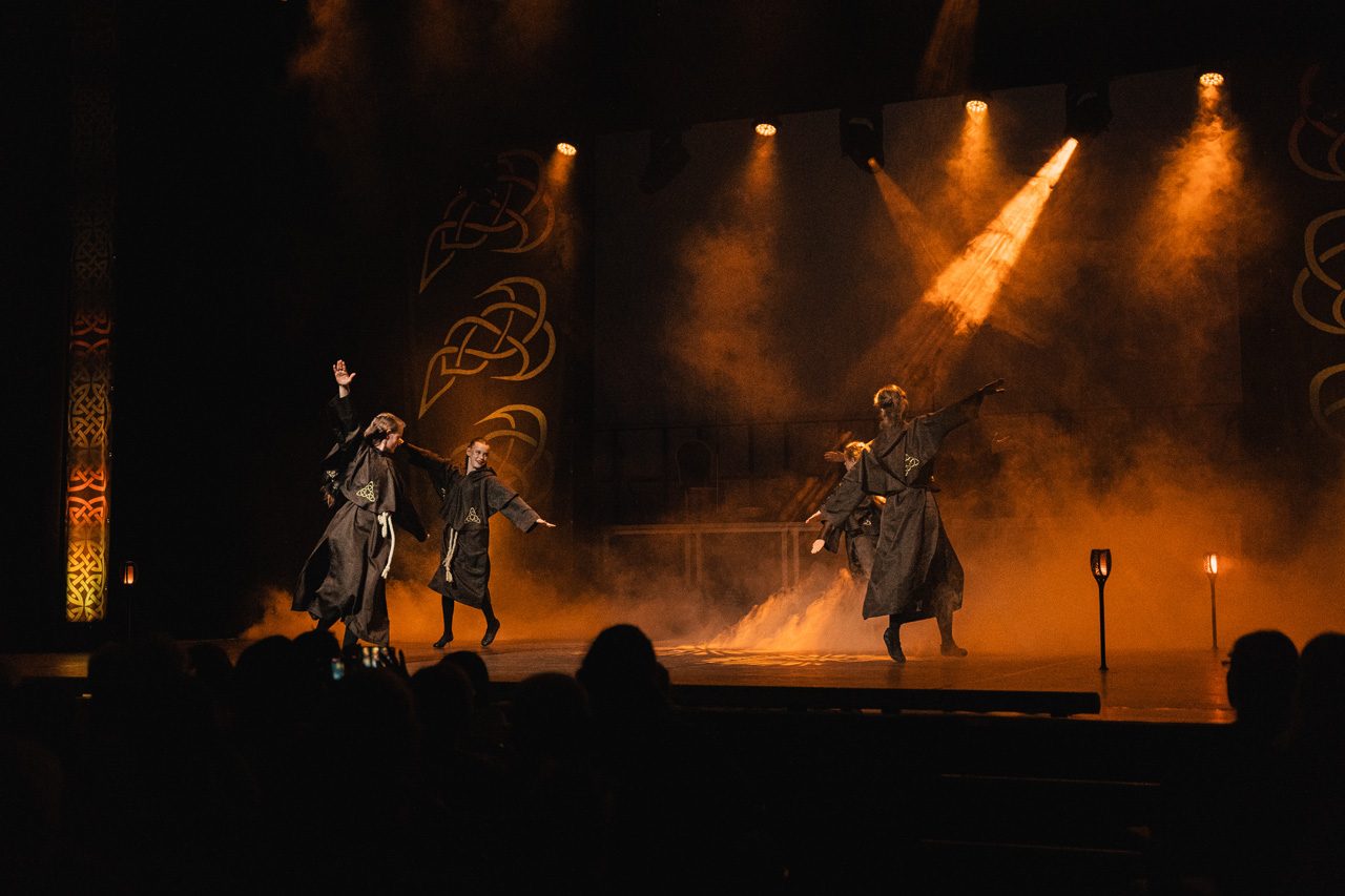 Theaterszene im warmen Bühnenlicht