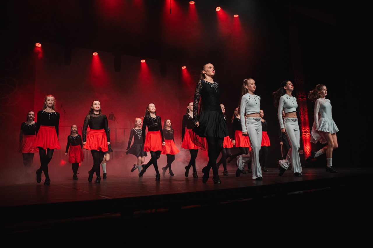 Ensemble auf der Bühne im roten Licht