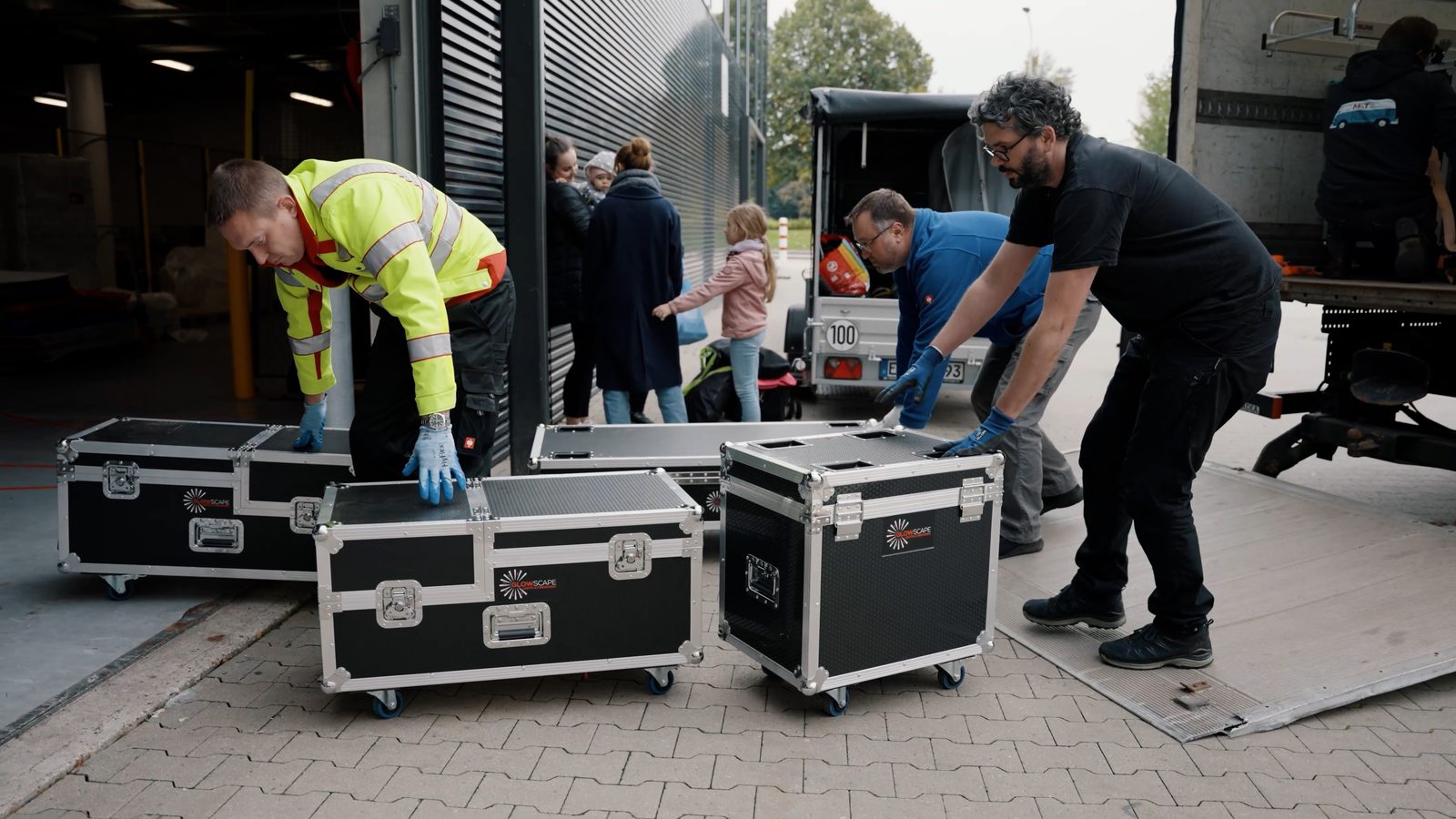 Team lädt Flightcases für die Veranstaltung aus