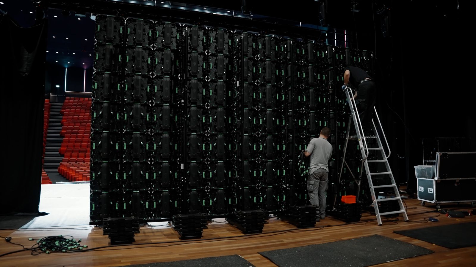 Montage der LED-Wand auf der Bühne